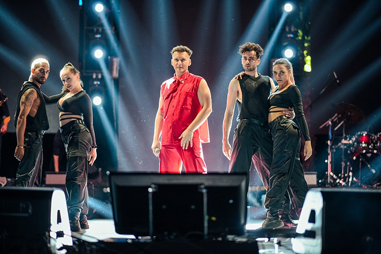 Edis'in Şarkılarıyla Kıbrıs Alev Aldı