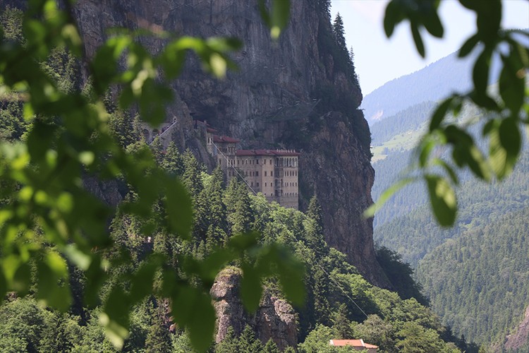 Sümela Manastırı'nın ziyaretçi sayısı yaz sezonunda daha da artıyor