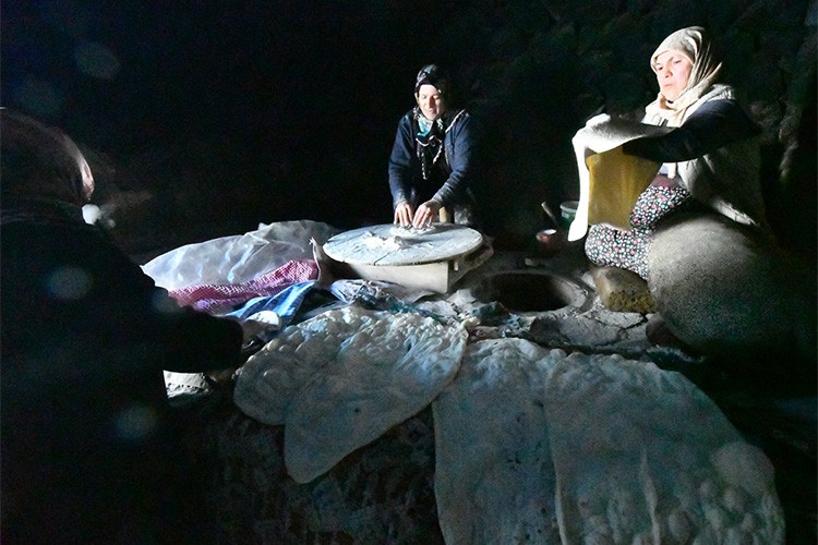 Kars'ta asırlık tandırlar ramazan sofraları için yandı