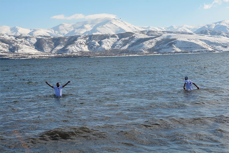 Doğaseverler dondurucu soğukta Van Gölü'nde yüzdü