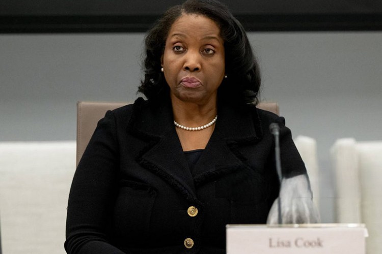 Yüksek Mahkeme Cook'un göreve devam etmesine izin verdi