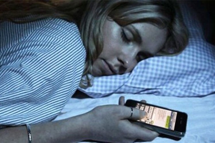 Akıllı telefonlarla yatağa girmek uyku sağlığını olumsuz etkiliyor