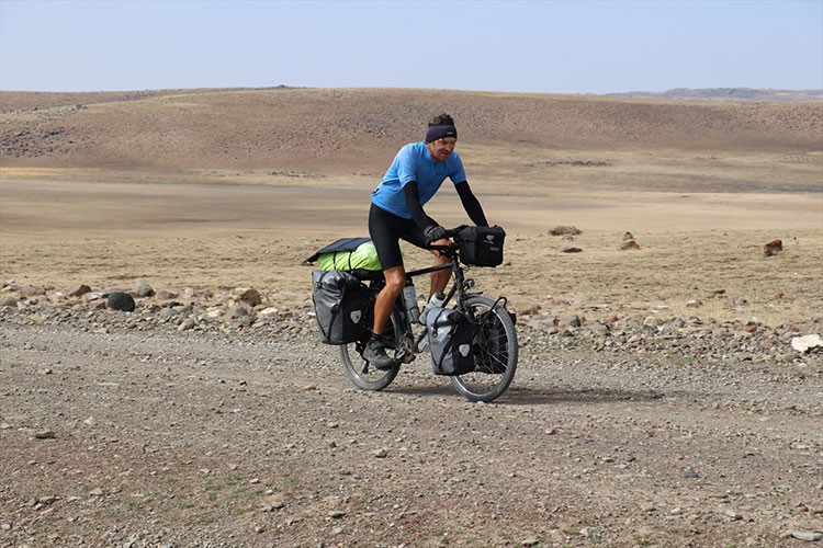 Fransız gezgin farklı kültürleri tanımak için bisikletiyle ülkeleri geziyor