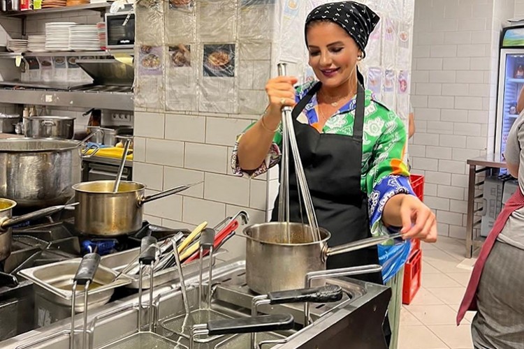 Tatlıları özenle hazırlanıyor