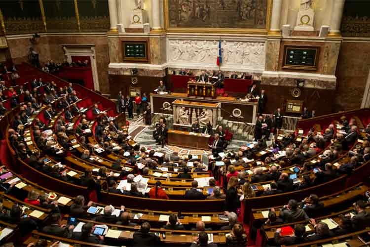 Fransa'da tartışmalı emeklilik yasası kabul edildi