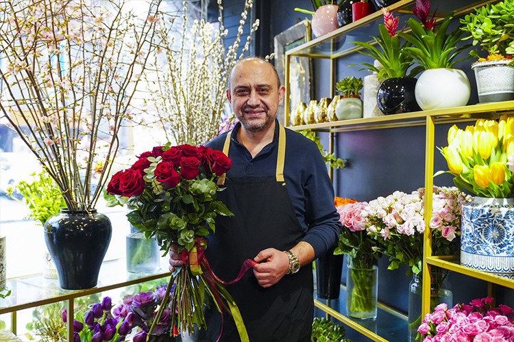 Çiçekçilerde Sevgililer Günü mesaisi başladı