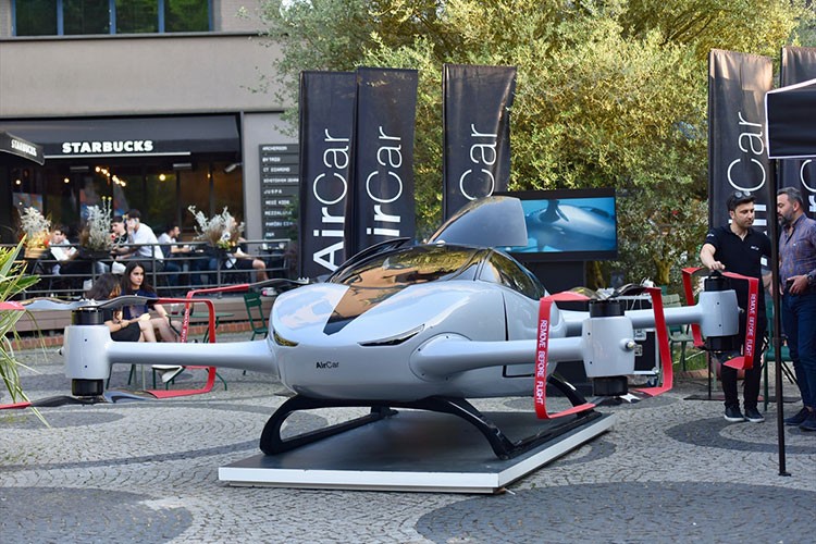 AirCar iki kişilik uçan arabayla ilk insanlı uçuş gerçekleştirildi