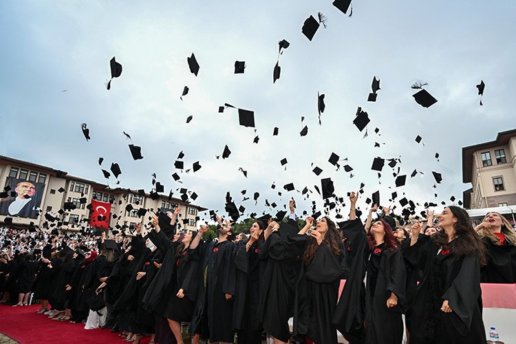 Koç Üniversitesi 31'inci dönem mezunlarını verdi