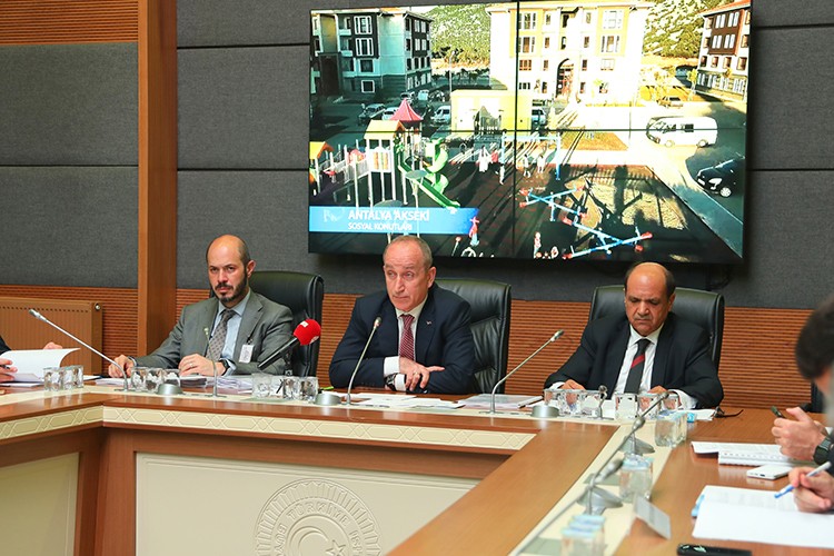 "50 bin olan yıllık konut üretim miktarı da ortalama 71 bine çıkarılmıştır"