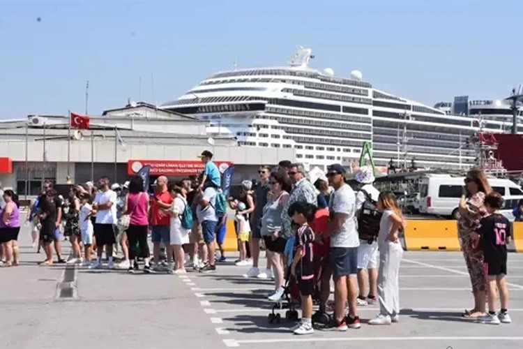 Alsancak Limanı'nda kruvaziyer rekoru