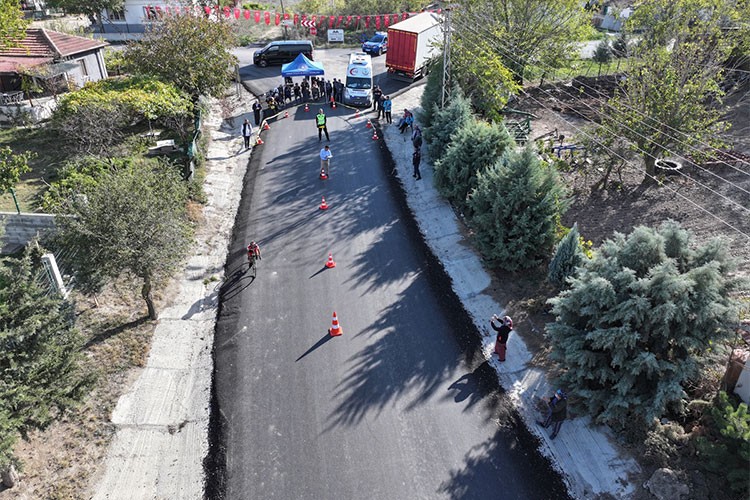 Bisikletçiler parkurdaki köy yollarına tam not verdi