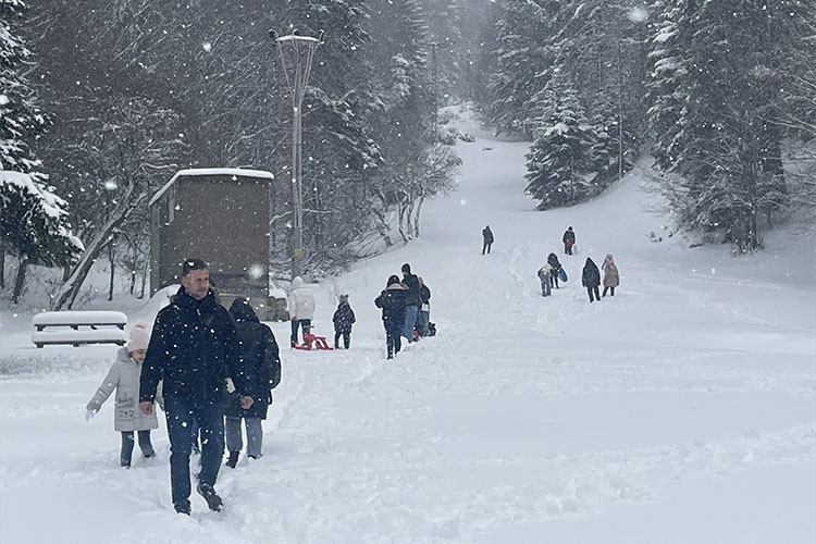 Doğaseverler Abant'ta nisanda yağan karın keyfini çıkardı