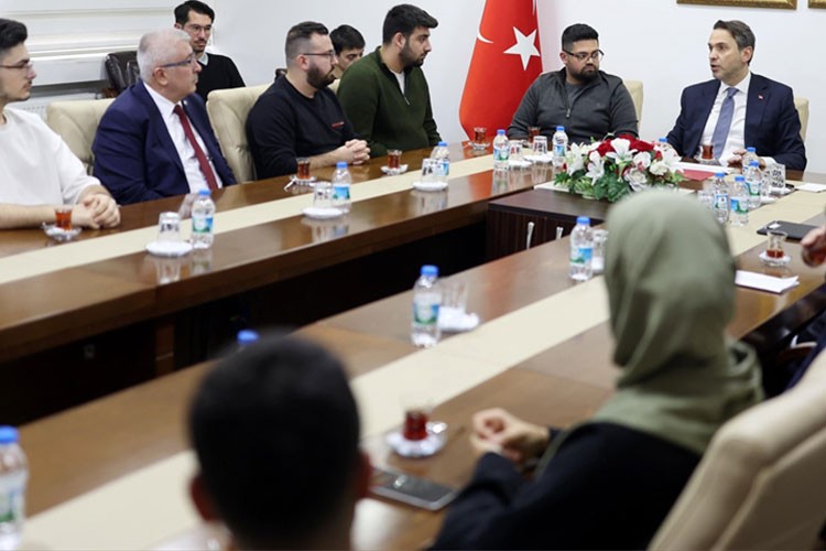 Bakanı Bayraktar, Sinop'ta geleceğin nükleer mühendisleriyle buluştu