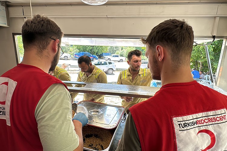 Üniversite öğrencileri Kızılay ekiplerine destek oluyor