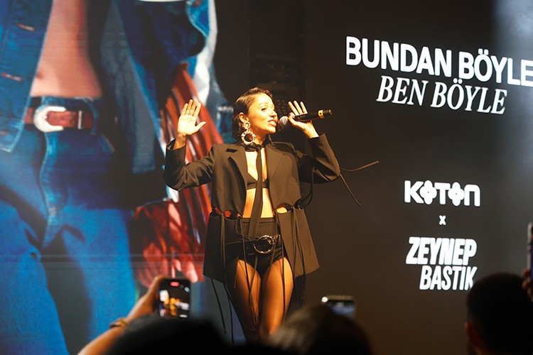 Yeni koleksiyonunu tanıttı