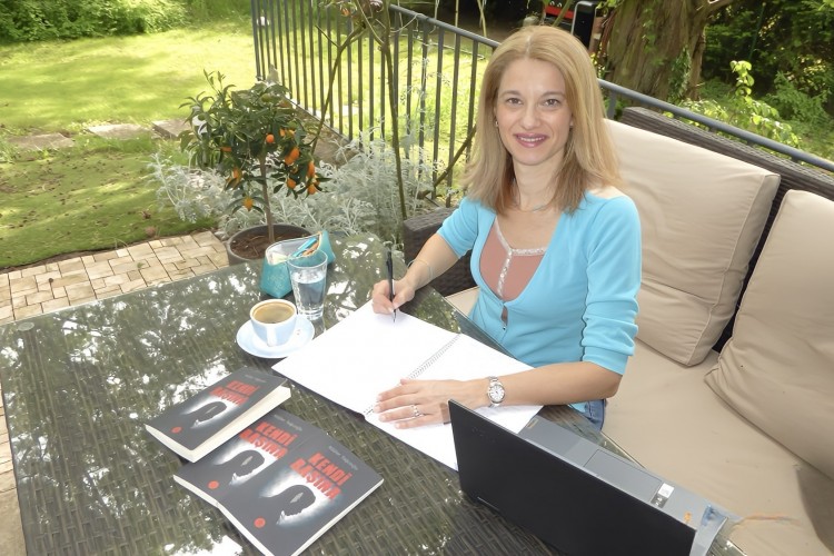 Bir kız çocuğunun duygusal yolculuğunu anlatan ''Kendi Başına