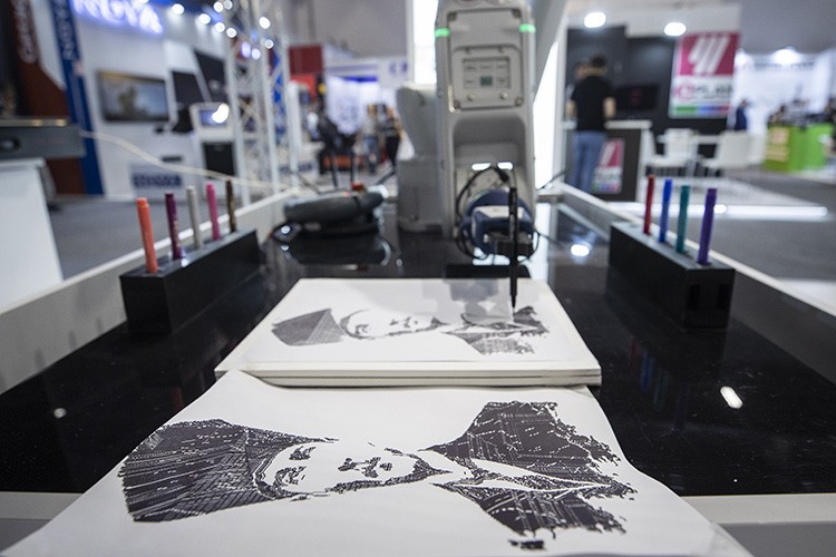 Ressam robot, Cumhuriyetin 100. yılını resim çizerek kutladı