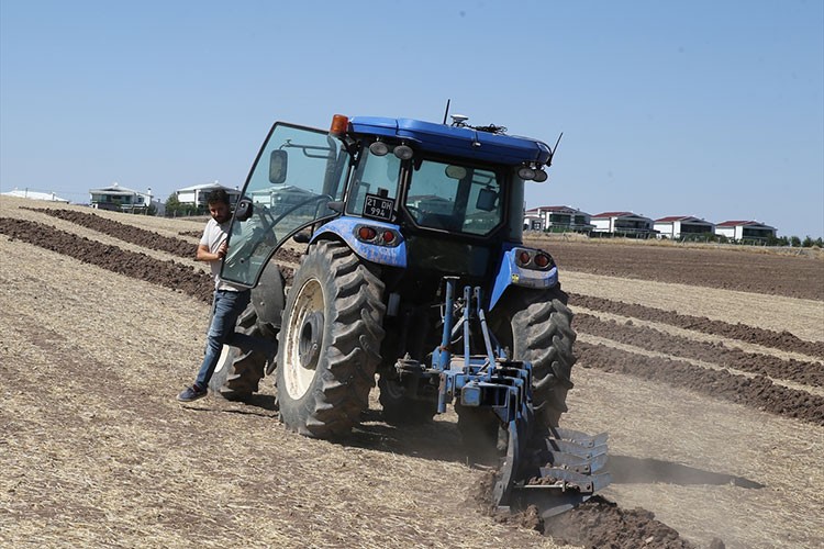 Çiftçiler tarlasını sürücüsüz traktörle ekme imkanı bulacak