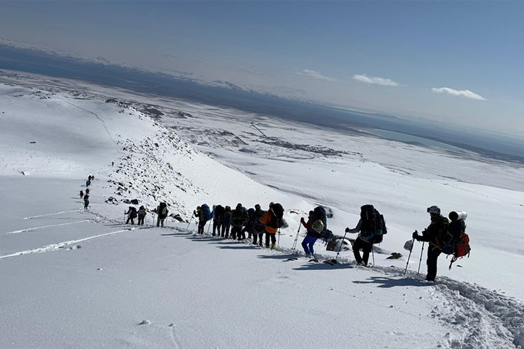 Süphan Dağı zirve tırmanışına sis ve çığ riski engel oldu