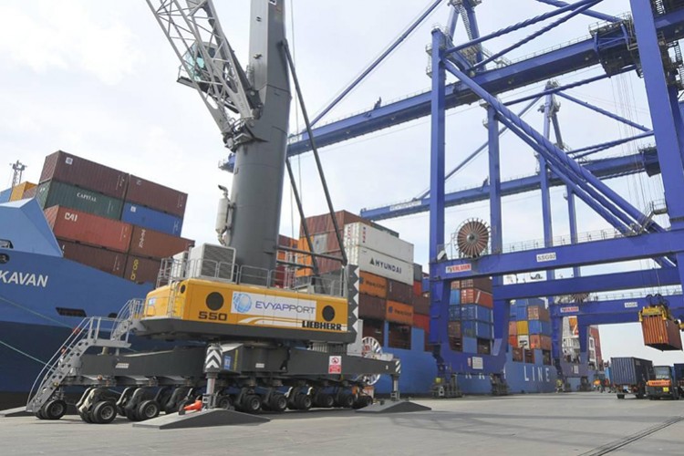 Nisan ayında elleçlenen yük miktarı 5 azaldı