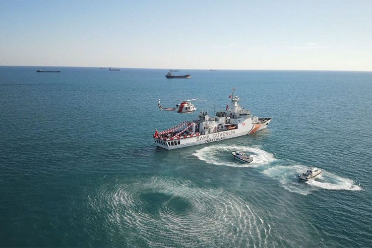 Mersin'de özel "deniz gözü" gösterisi yapıldı