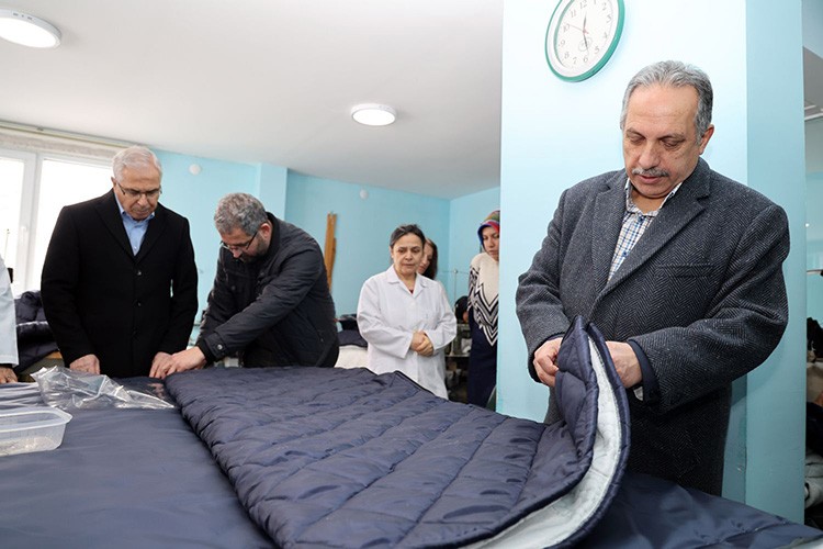 Talas'tan depremzedelere uyku tulumu