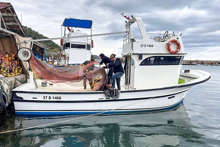 Kastamonu'da olumsuz hava koşulları nedeniyle balıkçılar denize açılamadı