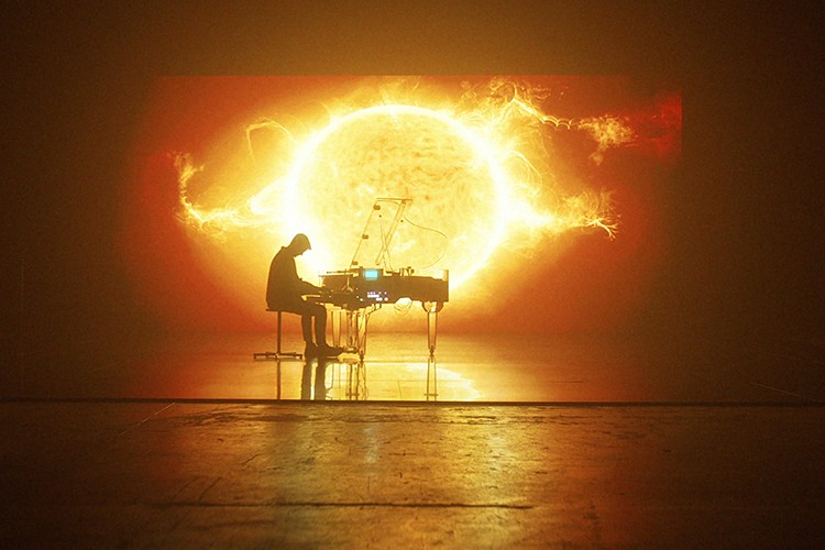 Yazın haz dolu şarkısına imza atıyor