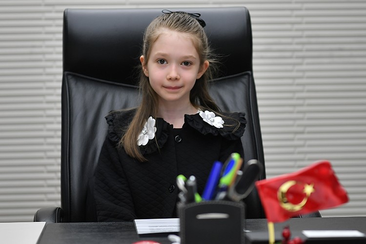 Büyükşehir'de başkanlık koltuğuna minik Zeynep oturdu