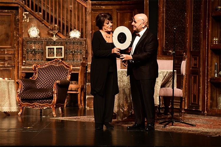 Sanatla geçen 60 yılını sahnede kutladı