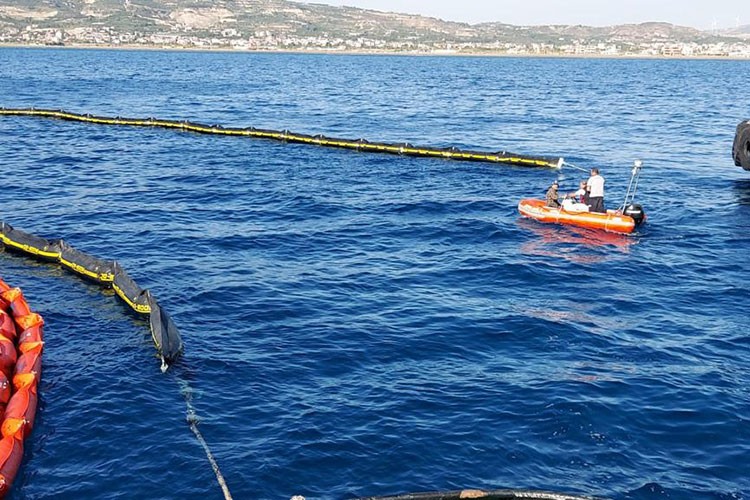 Suriye kaynaklı petrol sızıntısı temizleniyor