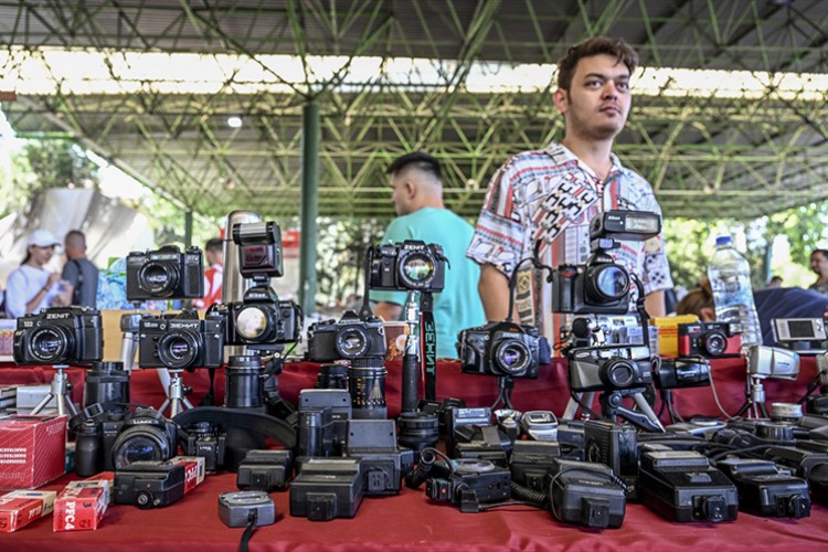 Çankaya'da kurulan pazar, antika tutkunlarını ağırlıyor