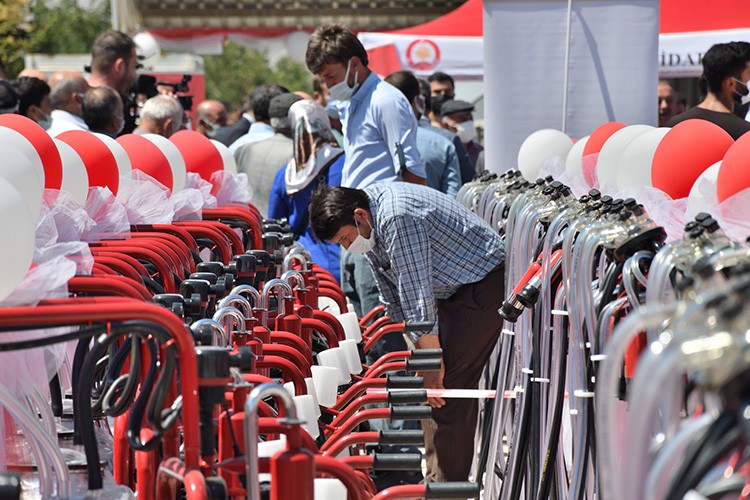 Çorum'da 257 çiftçiye süt sağım makinesi dağıtıldı