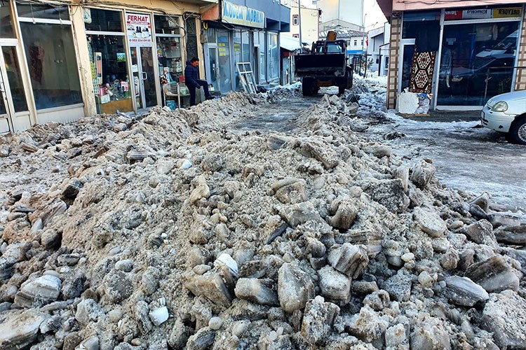 Ardahan Göle'de kar ve buz temizliği yapılıyor