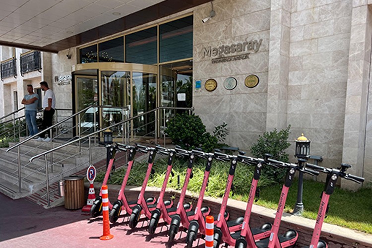 Megasaray Hotel, Sürdürülebilir Bir Tatil Deneyimi için Türkiye'nin Yerli Mikromobilite Üreticisi ROQU ile Anlaştı