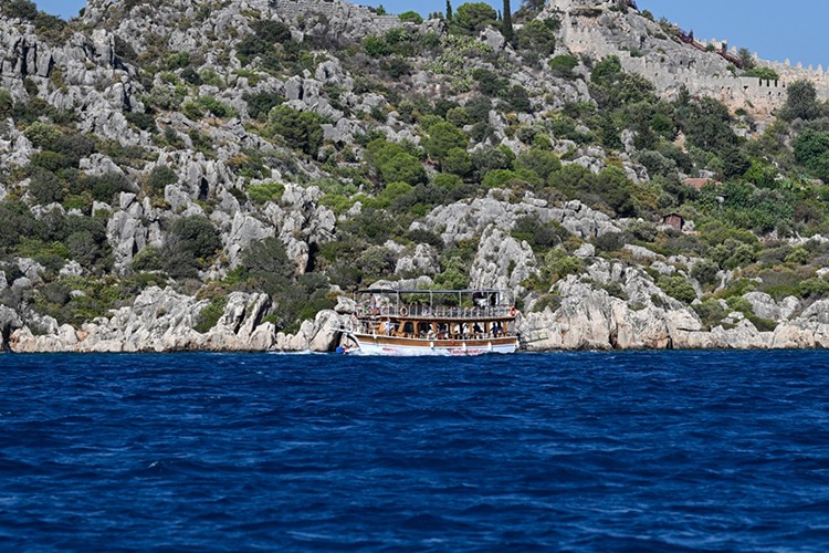 Kekova'da mavi tura çıkan turistler "Batık Şehir" ile doğa harikası koyları görüyor