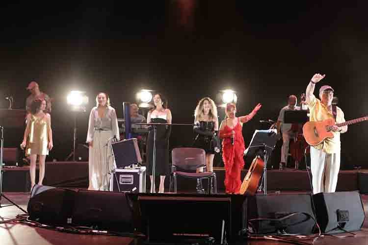 Bülent Ortaçgil Kadın Sesi Değmiş Şarkılar ile Harbiye'de idi