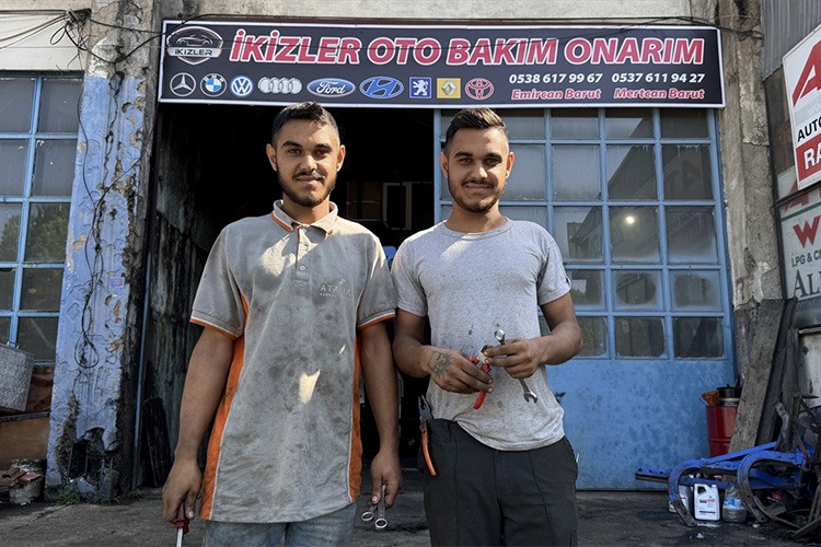 Hayatları boyunca ayrılmayan ikizler oto tamir dükkanı açtı