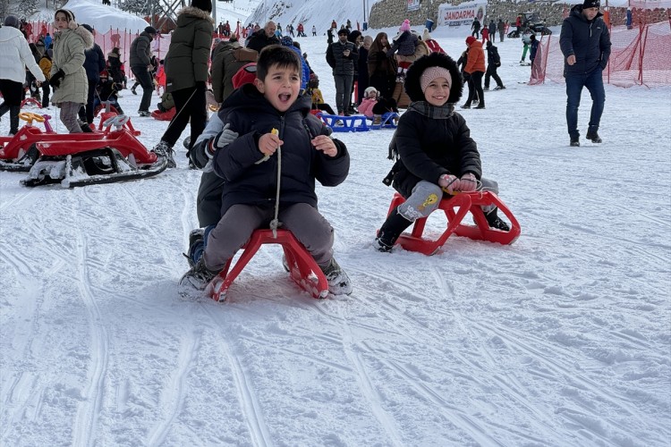 Palandöken'de yarıyıl tatili yoğunluğu yaşanıyor