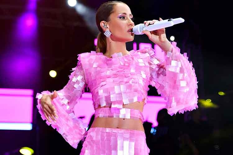 Derya Uluğ'dan Ayvalık'ta büyüleyici konser