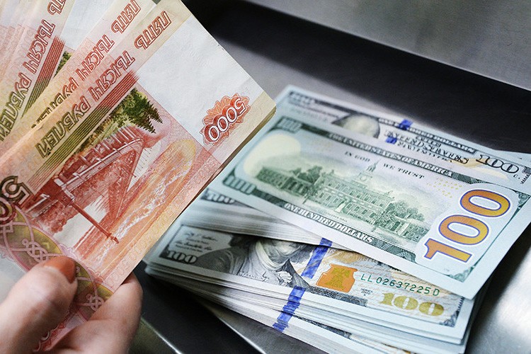 Ruble dolar karşısında ilk defa 95 seviyesini aştı