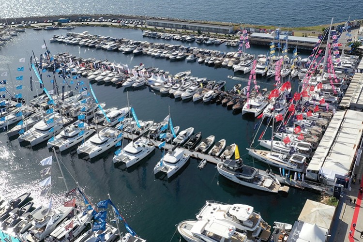 İstanbul'da teknelerin şovu başladı