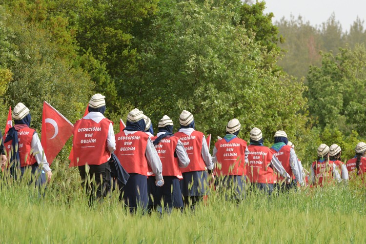 60 ilden 3 bine yakın izci Çanakkale'de 'Dedeciğim ben geldim!' diyerek yürüdü