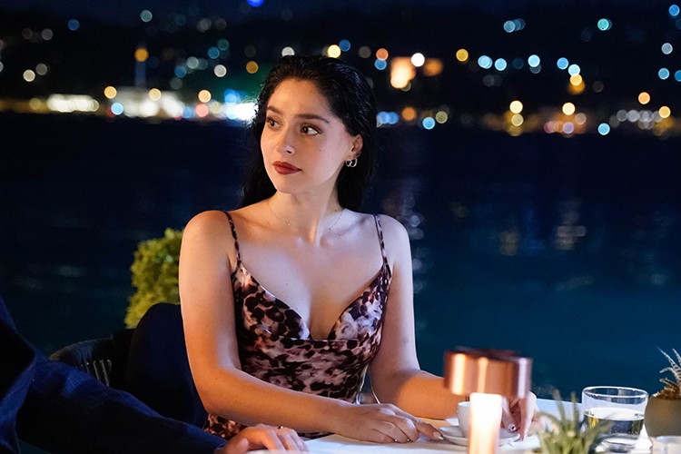 Zeynep Tecer göz kamaştiriyor