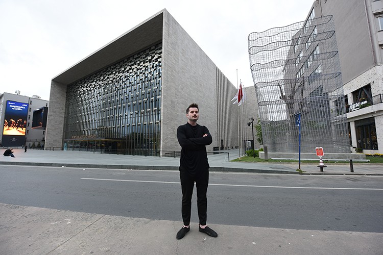 Atatürk Kültür Merkezi heykeline kavuştu