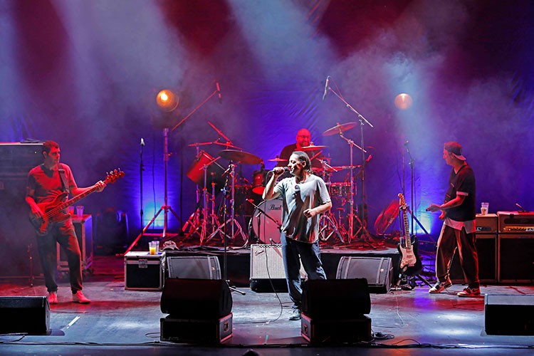 Duman Harbiye'yi salladı