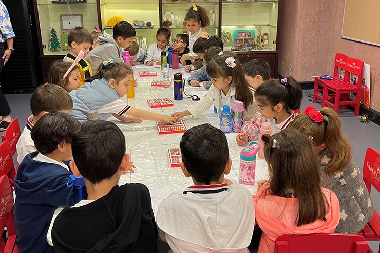 Çocuklar müzede eğitim ile öğrenirken eğleniyor