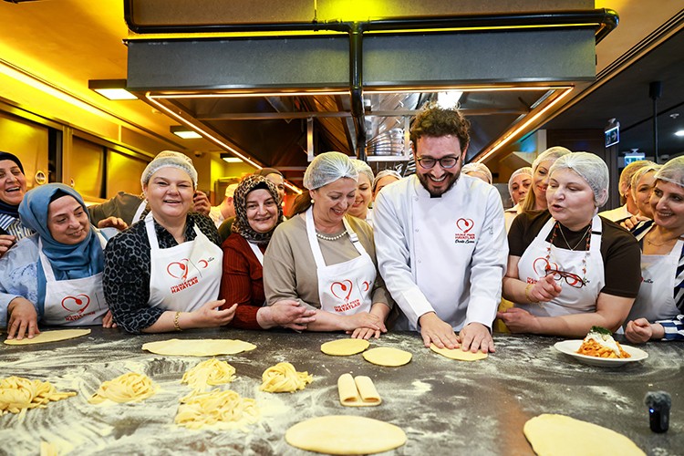 Ünlü şef Danilo Zanna depremzede kadınlarla aynı mutfakta buluştu