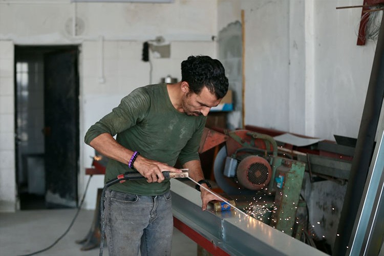 Baba yadigarı demirci dükkanı için 23 yıllık mesleğini bıraktı