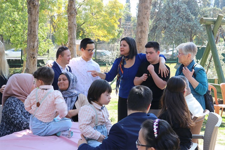 Anneler down sendromlu çocuklarını vşarkıyla anlattı